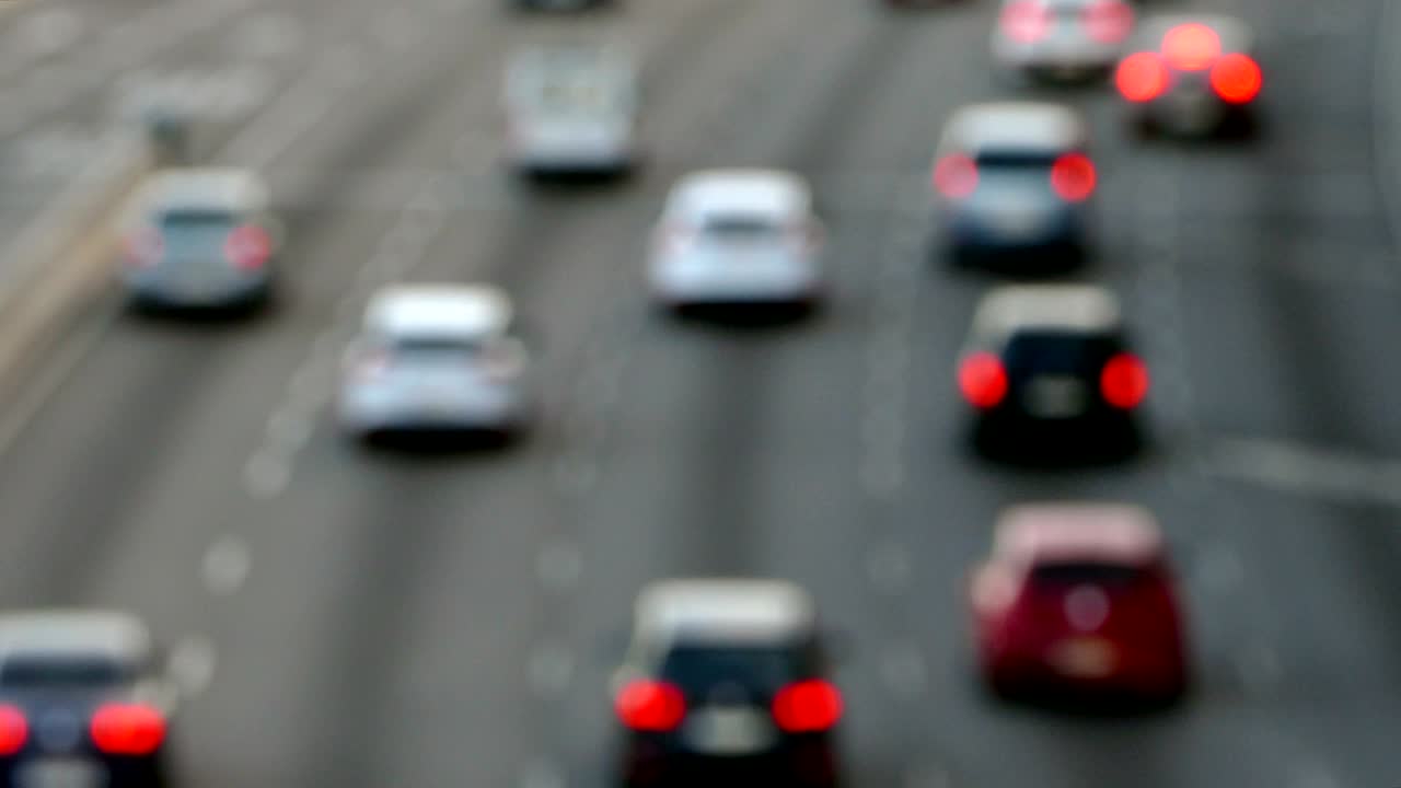 es una escena de tráfico urbano muy borrosa.