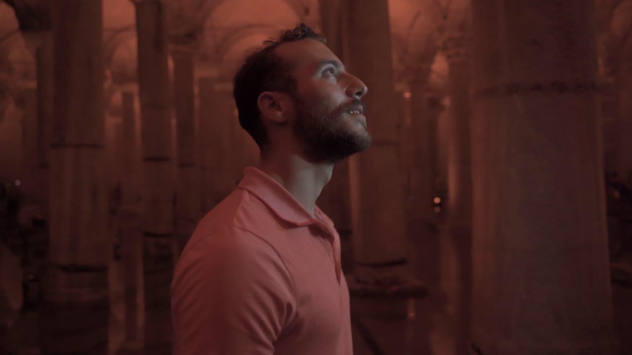 un turista che cammina e guarda un luogo storico.