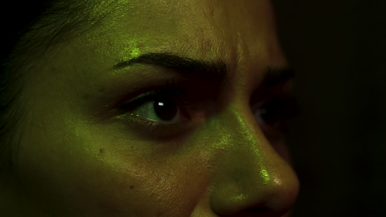 близко к глазам женщины, когда она дрожит и дрожит от отвращения.