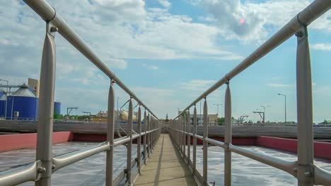 Pasarela-en-el-lapso-de-tiempo-del-tanque-de-tratamiento-de-agua