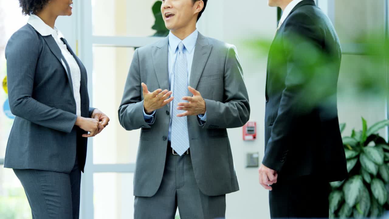 사무실 계획 회의에서 다민족 비즈니스 팀