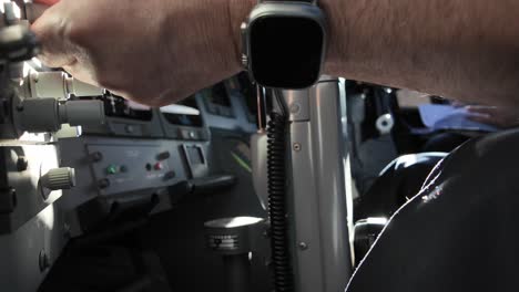 Pilot-In-Einem-Modernen-Jet-Cockpit,-Der-Vor-Dem-Landeanflug-Die-Landegeschwindigkeit-Auswählt