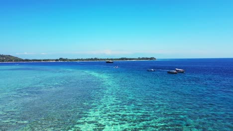 islas bermuda, barcos cerca de la costa de la isla tropical, arrecife de coral en el agua de mar turquesa cristalina