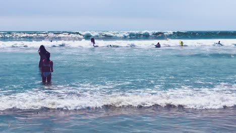 Gente-Divirtiéndose-En-El-Agua-Con-Grandes-Olas-En-Pacific-Beach-En-San-Diego-California