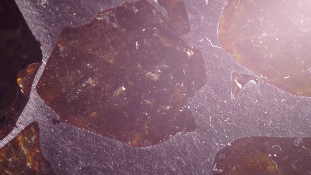 금속 철 니켈 돌 바위 안에 감람석 결정이 있는 에스켈 팔라사이트 돌의 매크로 클로즈업