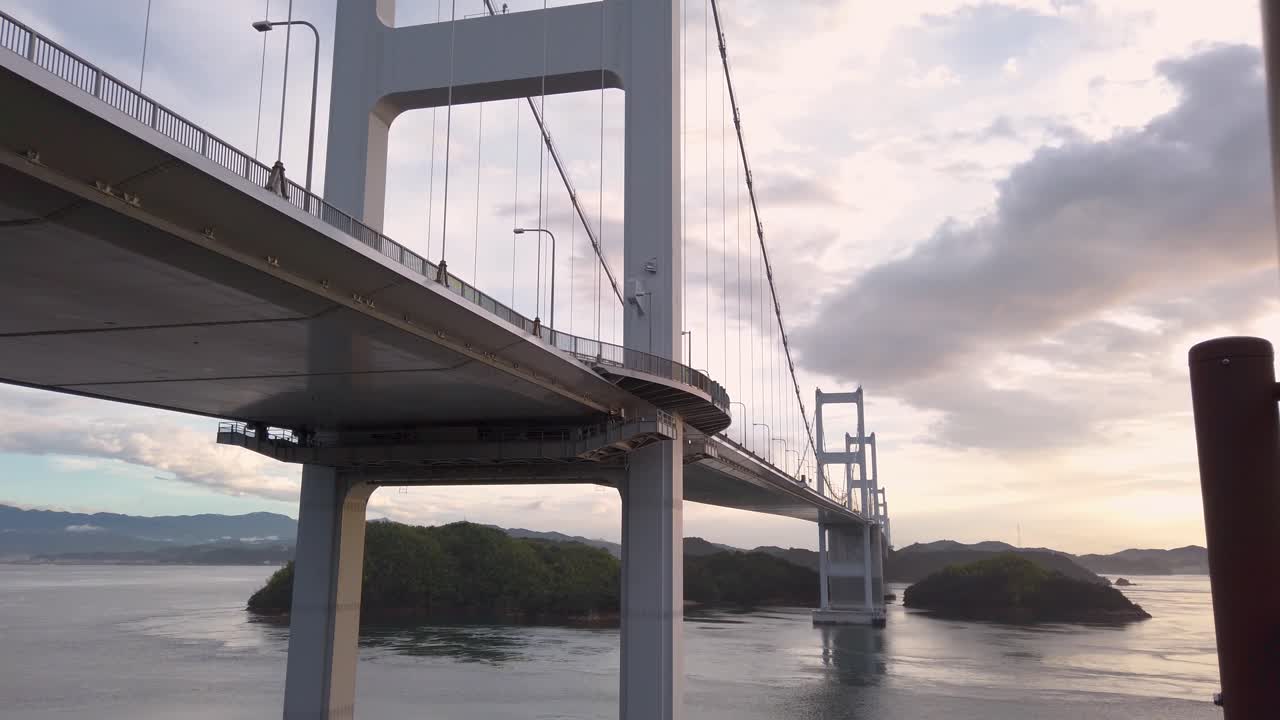 일본 에히메 구루시마 해협의 높은 현수교, 일몰 바다 풍경