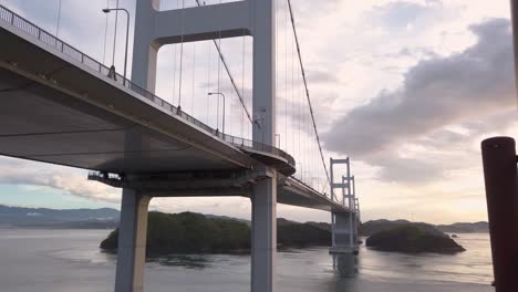 alto puente colgante sobre el estrecho de kurushima en ehime japón, escena del océano al atardecer