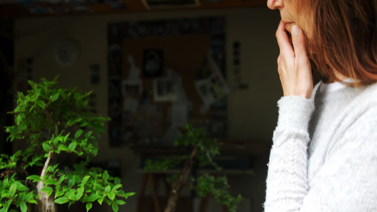 본자이 가게 4k에서 디지털 태블릿을 사용하는 여성