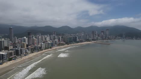 Vídeo-Aéreo-De-La-Playa-De-Itapema,-En-La-Costa-Del-Estado-De-Santa-Catarina,-En-El-Sur-De-Brasil.