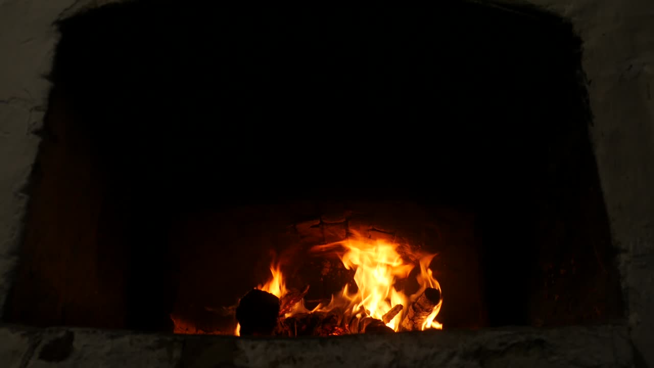 벽난로에서 불을 피우세요.