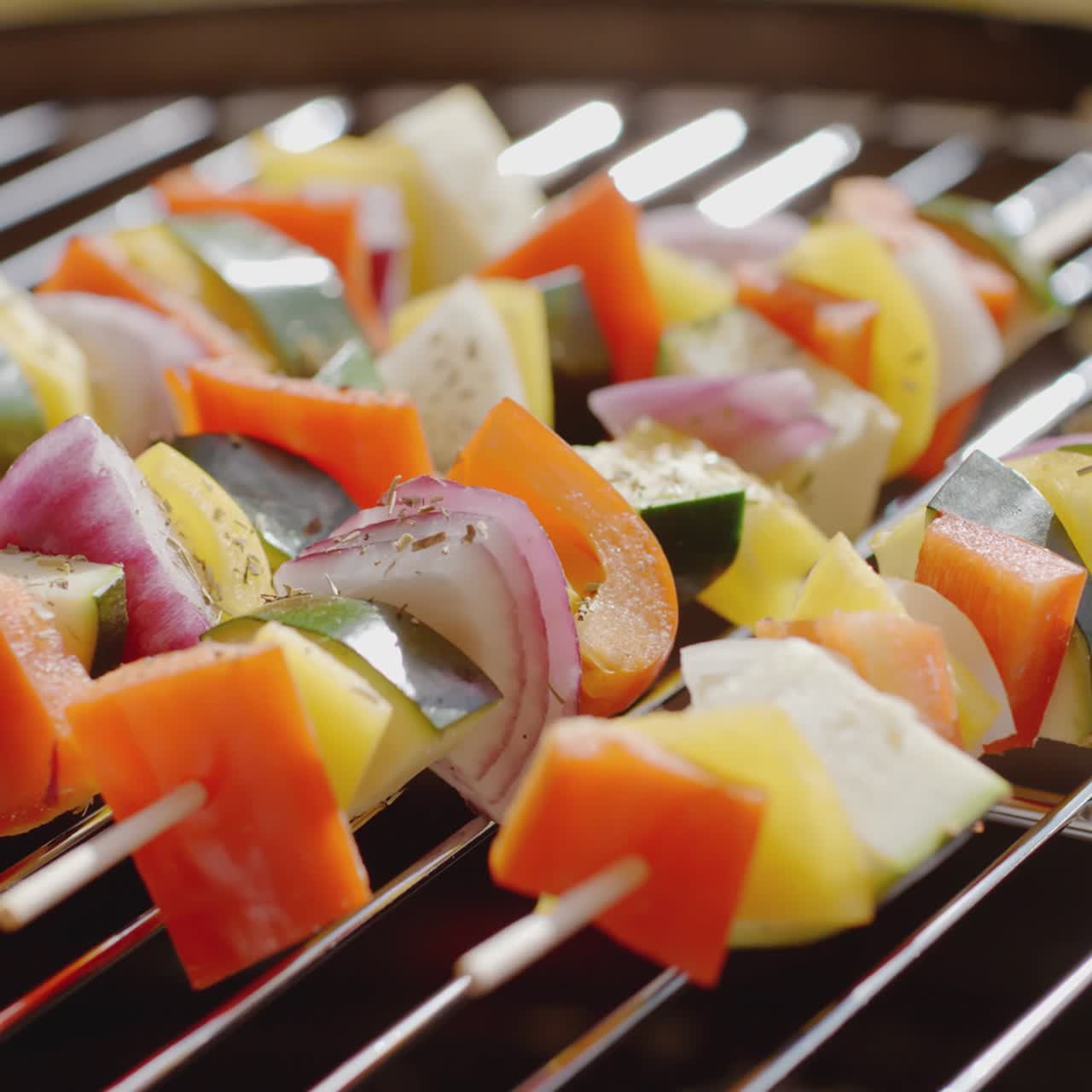 신선한 야채를 곁들인 건강한 다채로운 케밥