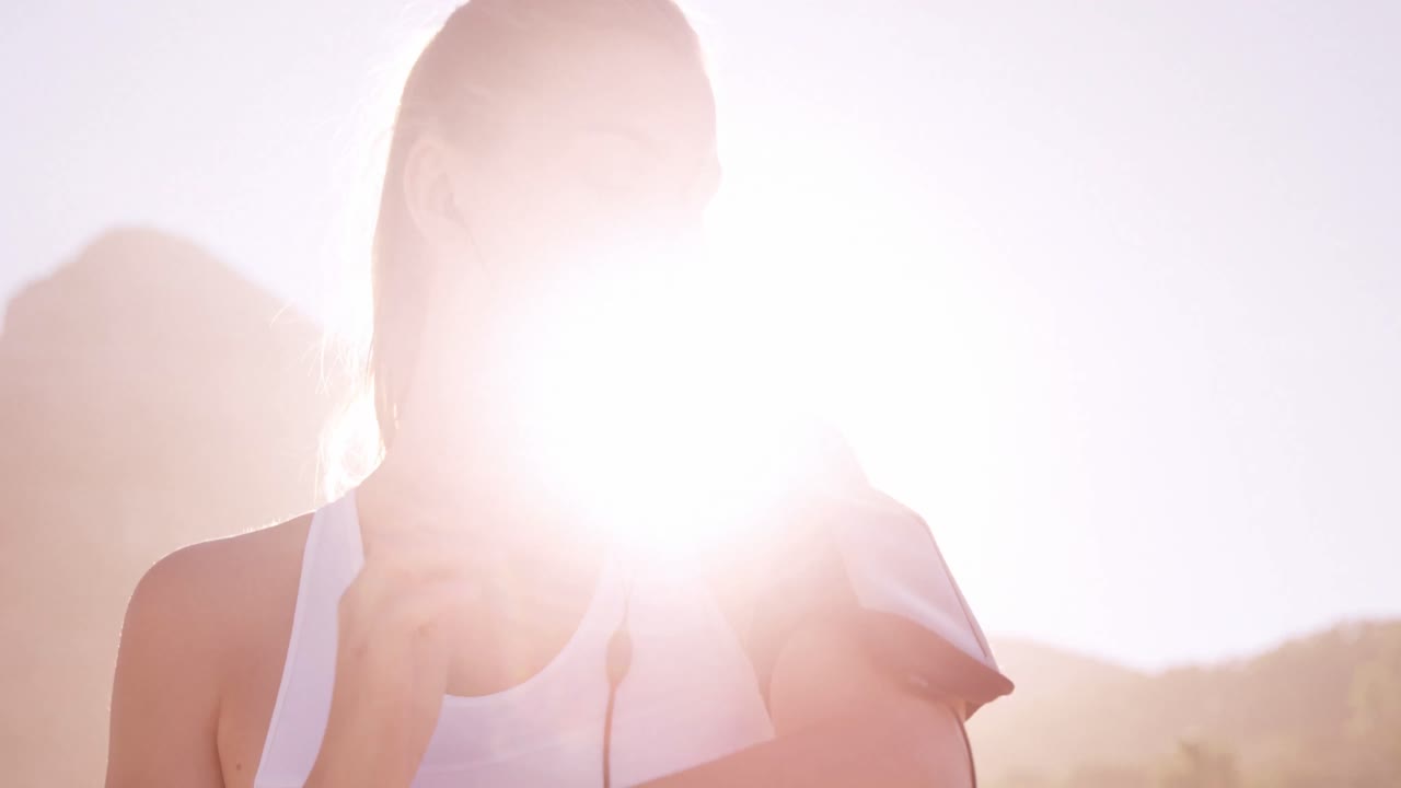 스포츠 여자 의 초상화 는 전자 장치 를 조정 하고 있다