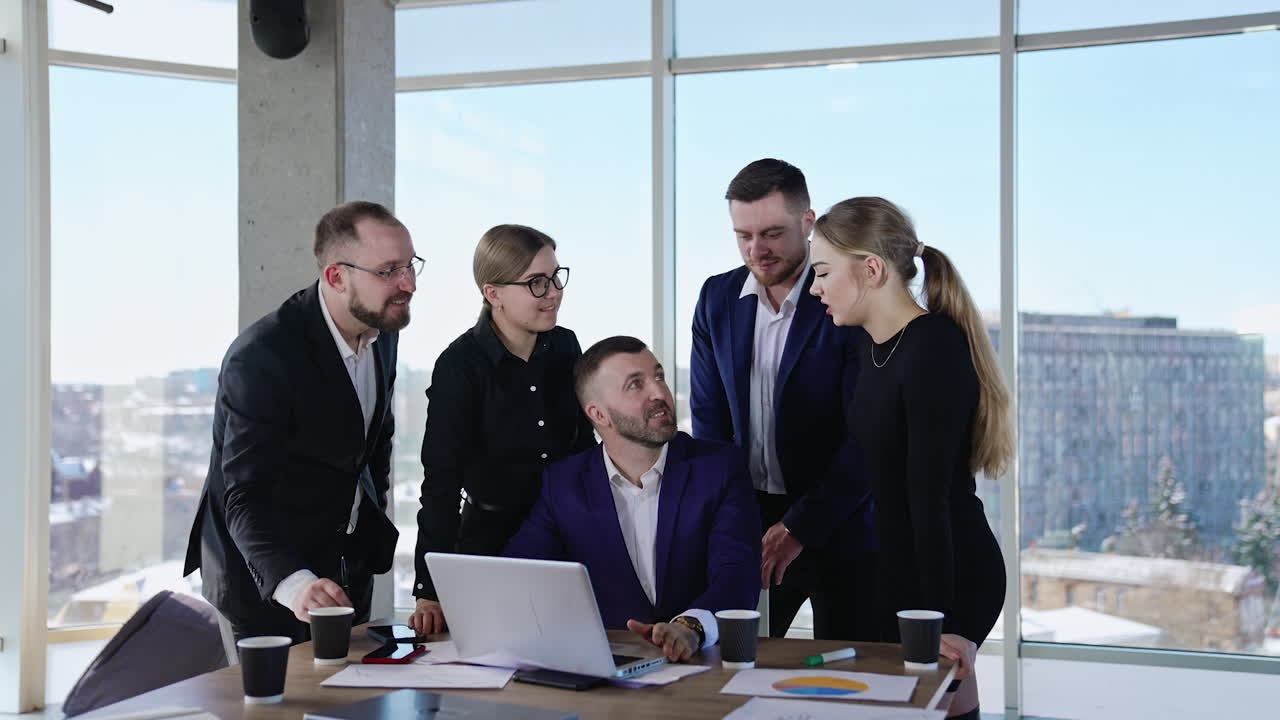 equipo de negocios discutiendo un proyecto en una computadora portátil en una oficina moderna