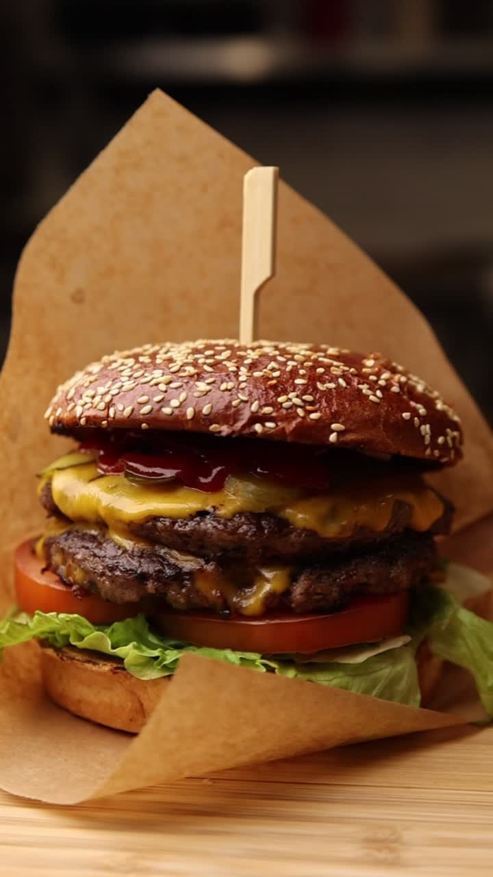 Deliciosa Hamburguesa Doble con Queso Fundido y Verduras Frescas