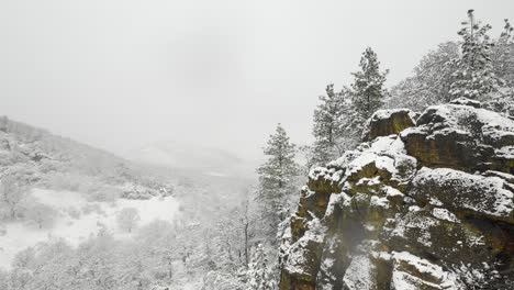 Filmische-Luftdrohnenaufnahme-Einer-Dramatischen-Schneelandschaft-In-Der-Nähe-Von-Ashland,-Oregon