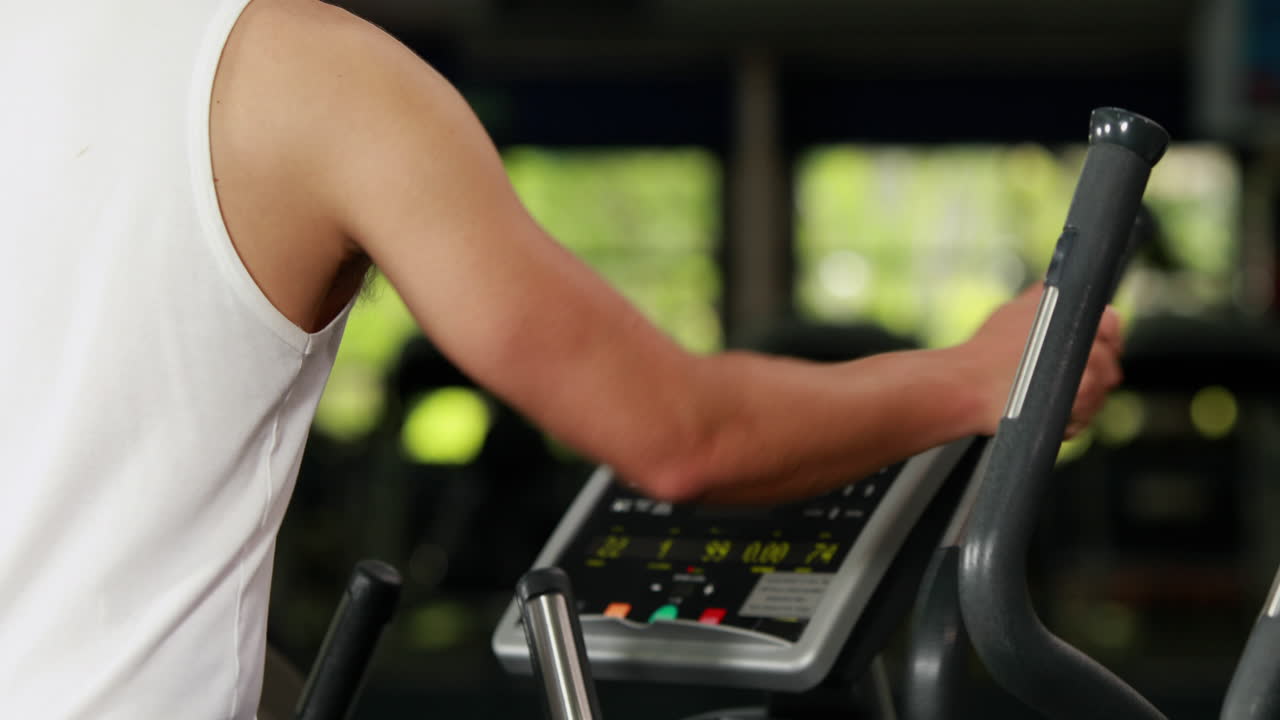 운동 자전거를 타는 건강한 남자