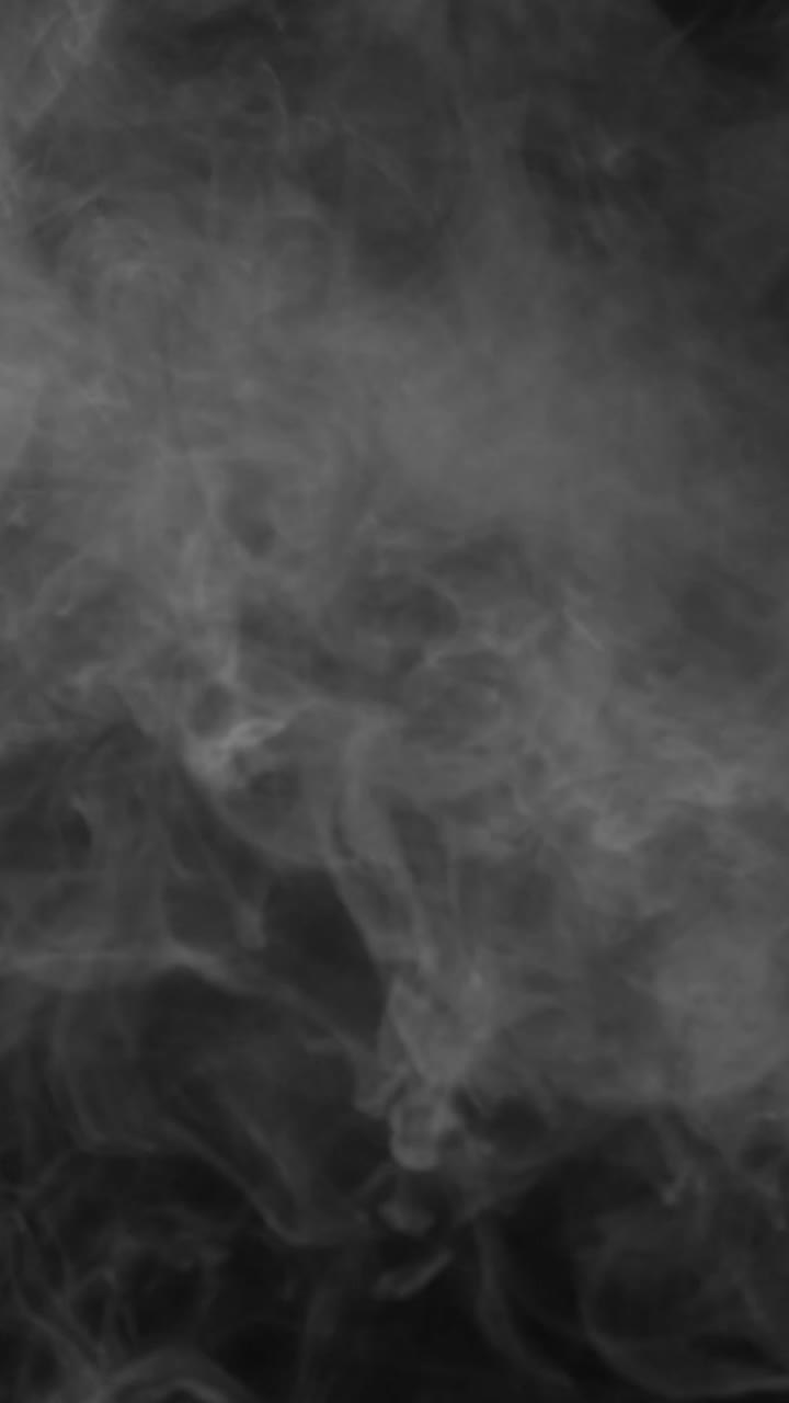 Leggera texture di fumo tenue verticale che si sposta delicatamente. Sfondo etereo per video verticali, sogni o concetti celestiali