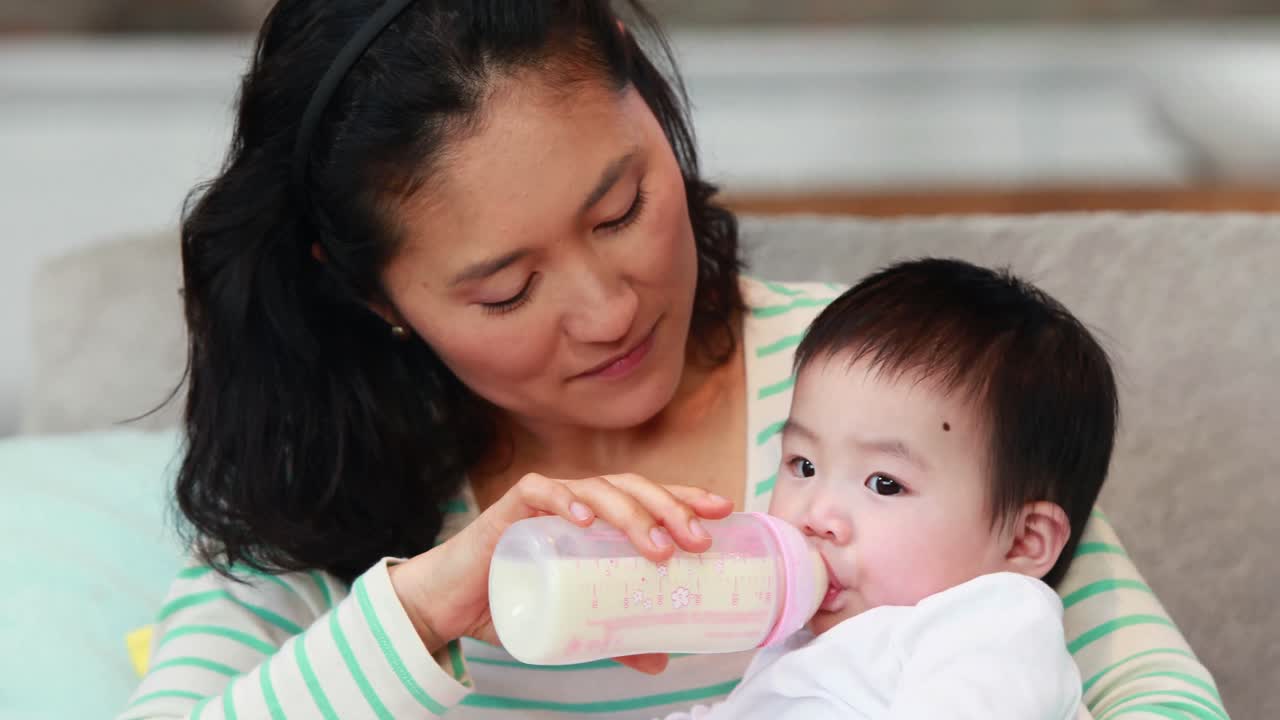 새로 태어난 엄마 가 아기 에게 먹이 를 주는 것