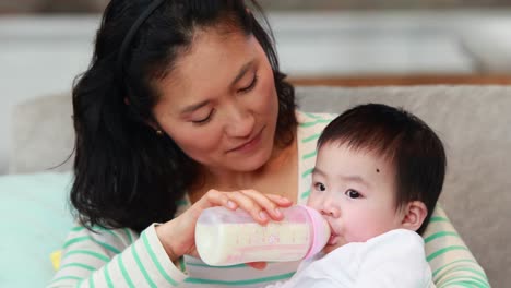 Nueva-Madre-Alimentando-A-Su-Bebé