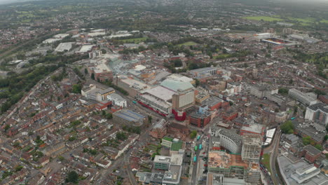 Toma-Aérea-En-Círculos-Sobre-El-Centro-De-La-Ciudad-De-Watford,-Reino-Unido