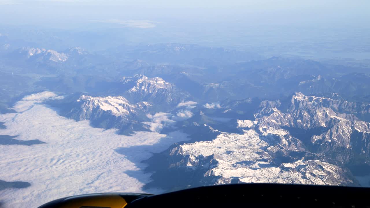 vista aérea desde la ventana del avión en la cima nevada de las montañas tatra en un día de verano.