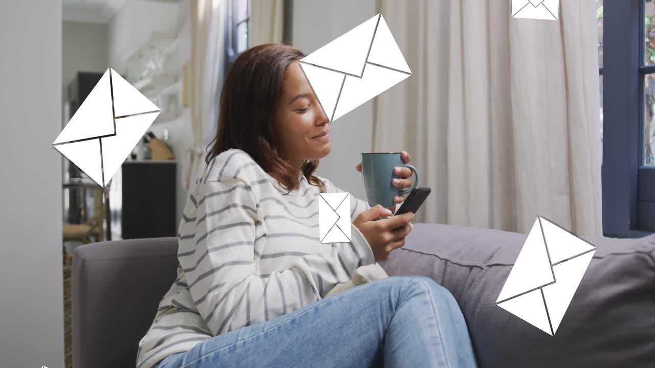 animación de iconos digitales de sobres de correo electrónico sobre mujer usando teléfono inteligente en casa