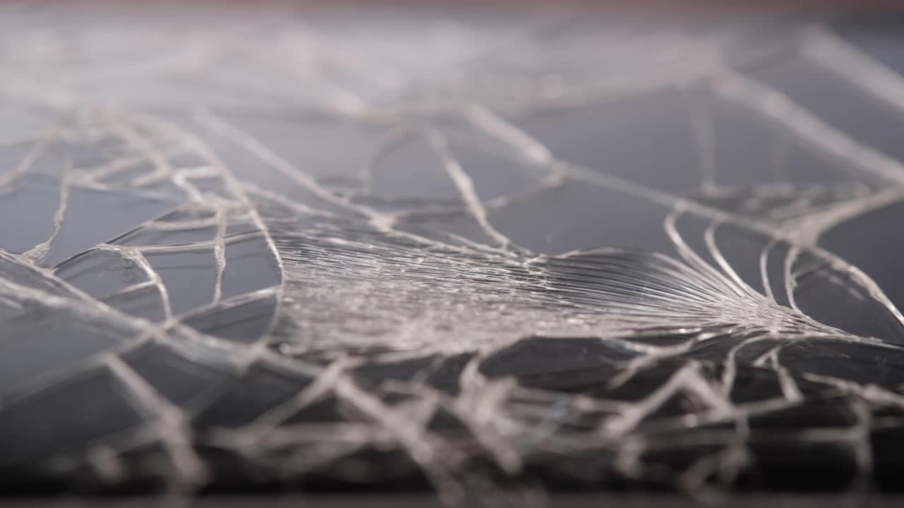 깨진 스마트폰 화면