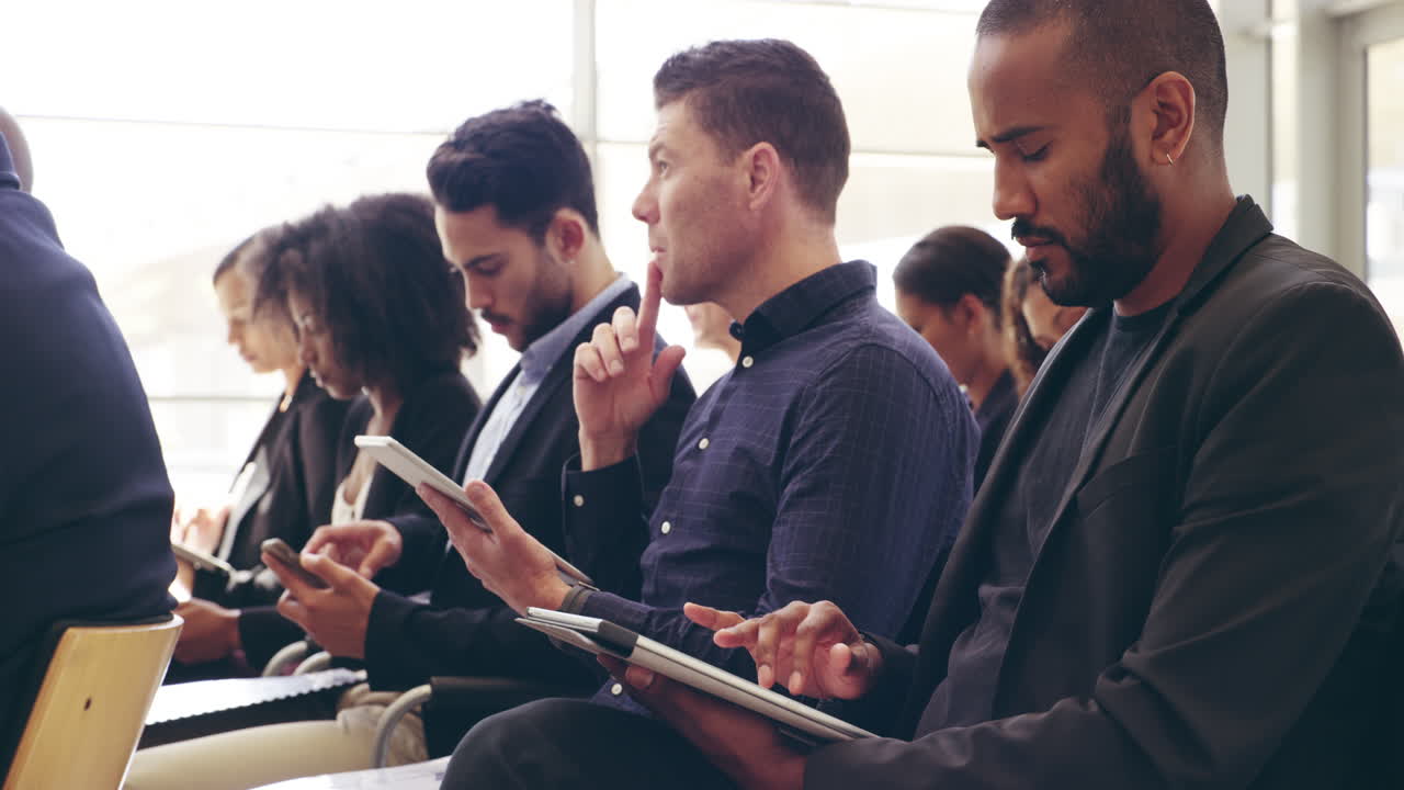 모두가 집중적으로 일하는 것 같습니다.