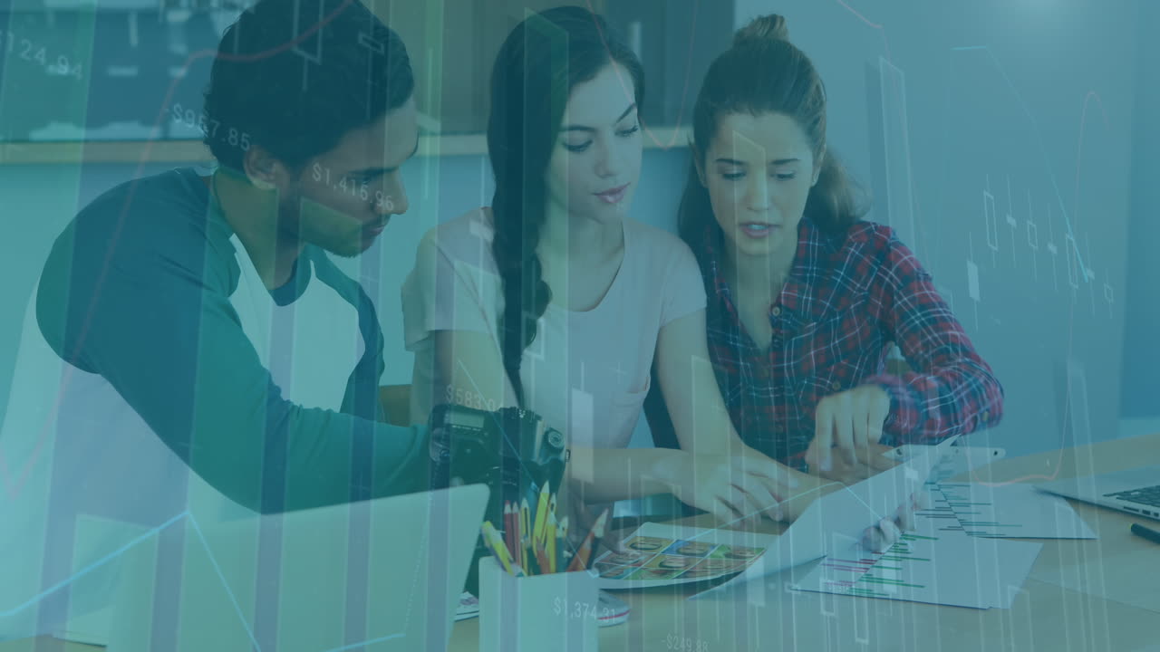animación del procesamiento de datos estadísticos sobre diversos colegas que discuten un plan en la oficina.