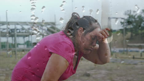 animación de gotas de agua sobre una mujer caucásica cansada limpiando la frente en un curso de entrenamiento de campamento de entrenamiento