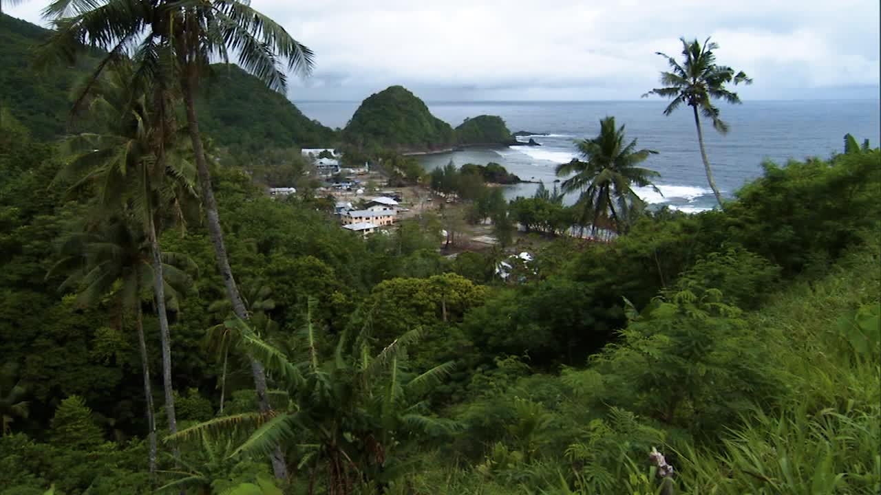 2009년 미국령 사모아의 한 마을을 강타한 쓰나미의 여파