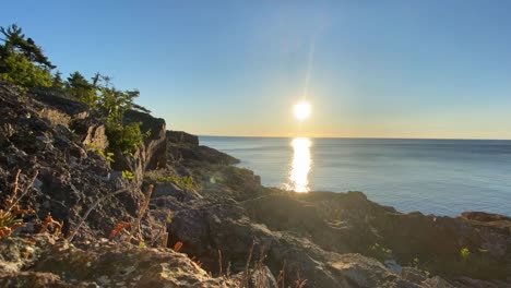 Sol-Saliendo-Sobre-El-Lago-Superior,-Lapso-De-Tiempo-Tomado-En-El-Parque-Estatal-Tettegouche-Minnesota-Durante-El-Horario-De-Verano