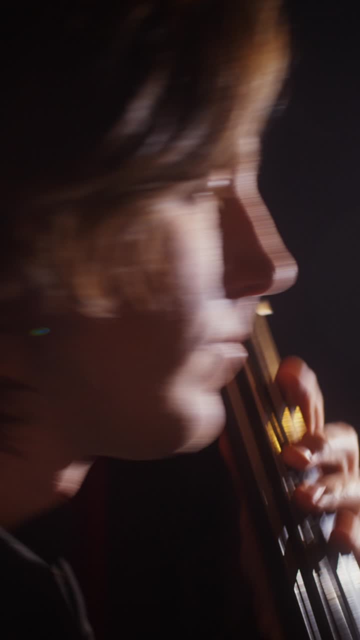 Bassista che si esibisce sul palco