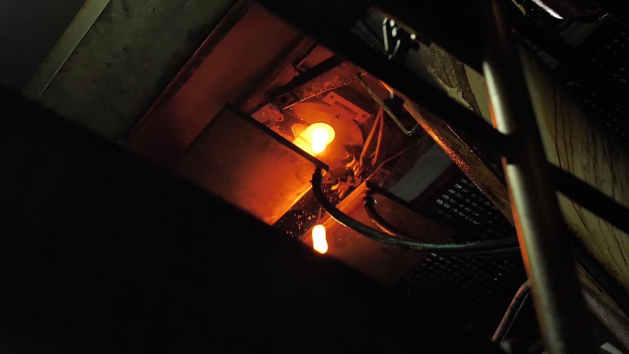 유리 공장의 산업 난로에서 유리병의 블랭크를 태우고 있습니다.