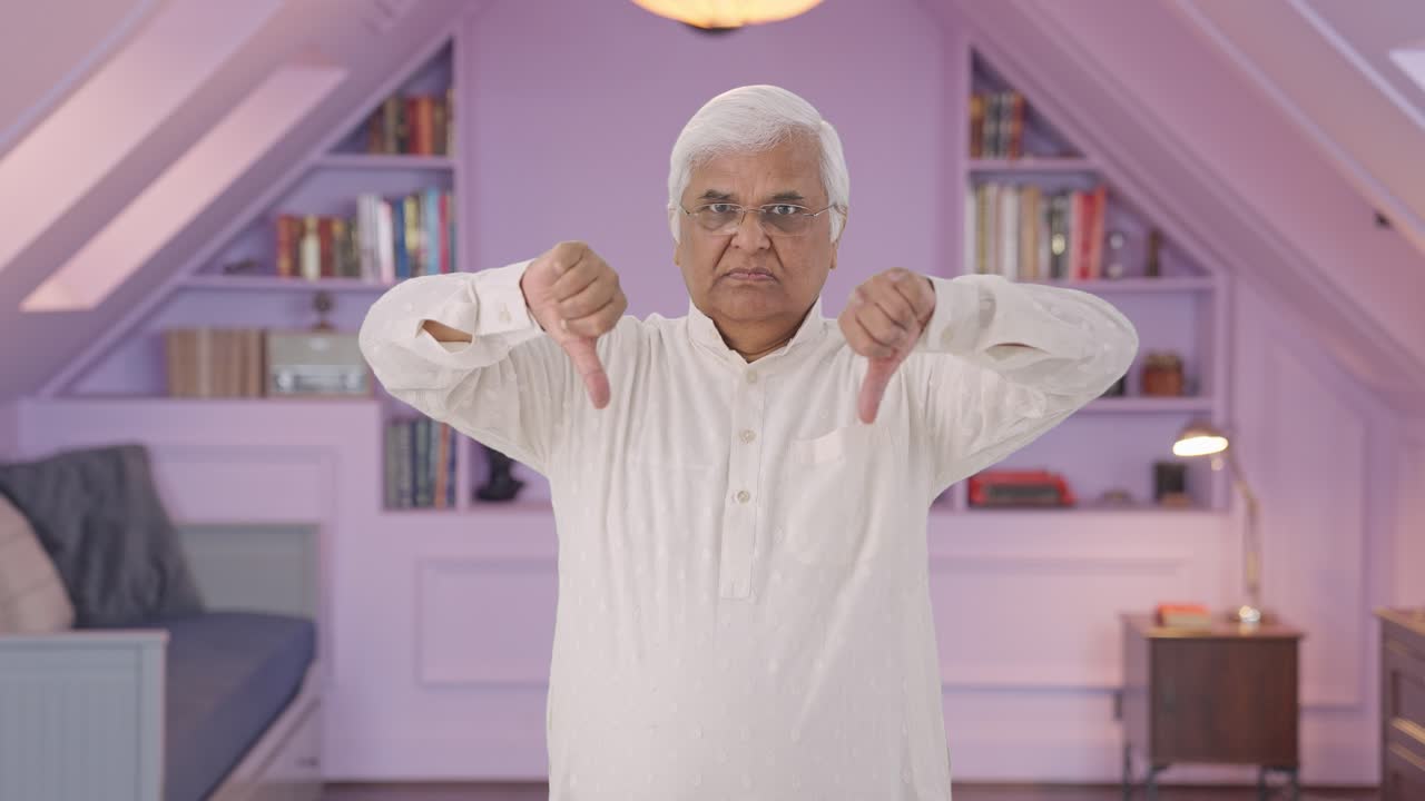 분노 한 인도인 노인 이 엄지손가락 을 내려놓고