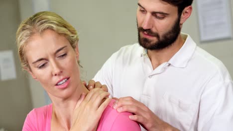 Männlicher-Physiotherapeut,-Der-Einer-Patientin-Eine-Rückenmassage-Gibt