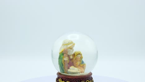 la escena de la natividad de navidad dentro de la bola de cristal.