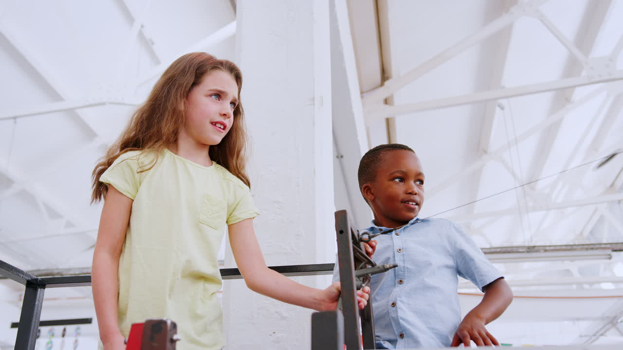 Due bambini che lanciano un razzo a pressione d'aria in un centro scientifico.
