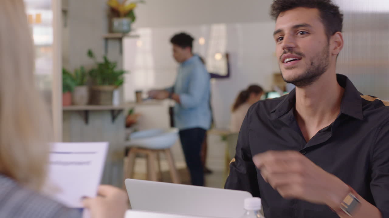 jóvenes empresarios conociendo a un cliente hombre hispano atractivo compartiendo ideas creativas disfrutando de la conversación discutiendo la estrategia de la empresa feliz empresarios colaborando en la entrevista de oficina