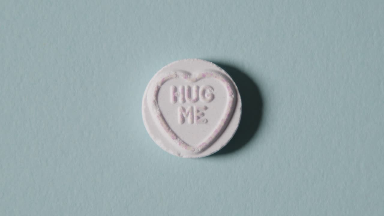 파란색 배경에 포옹 메시지가 있는 하트 캔디