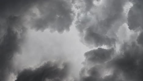 4k cielos oscuros de tormentas eléctricas en las nubes oscuras