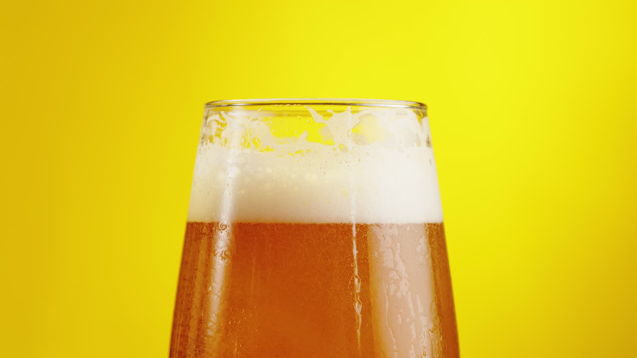 un vaso de cerveza fría