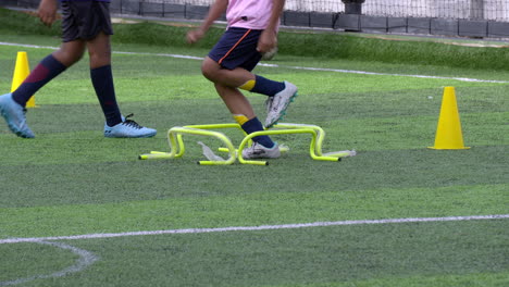 Entrenamiento-De-Fútbol-Para-Niños-En-El-Campo