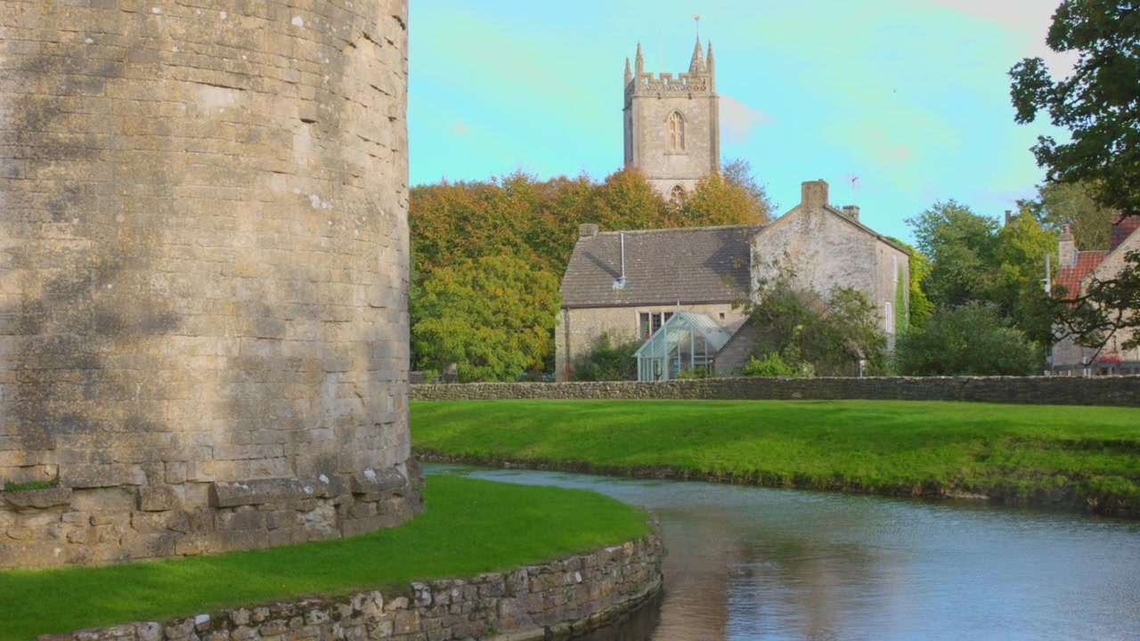 Castelo Medieval de Nunney no Condado Inglês de Somerset, Inglaterra. Plano geral.