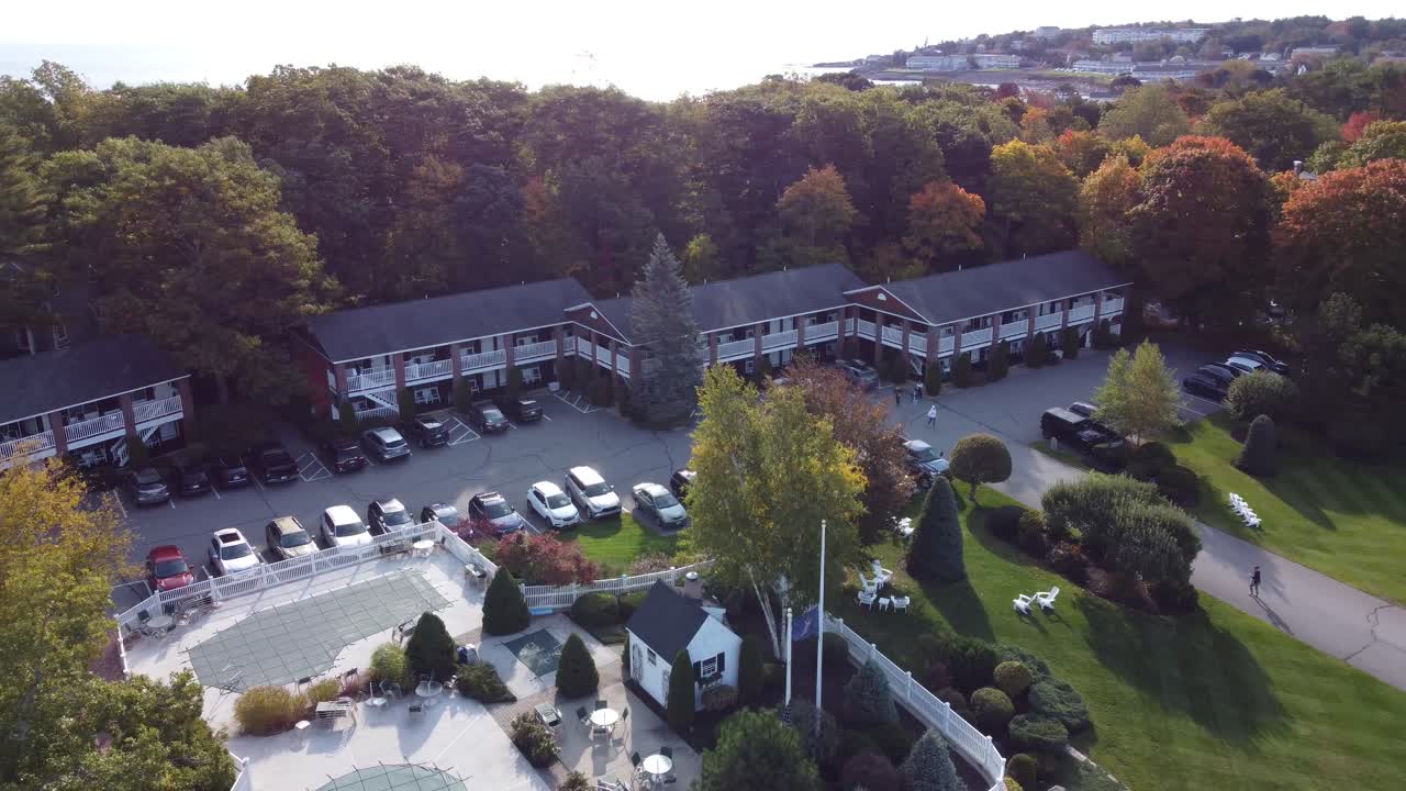 Luftaufnahme eines Resorthauses mit privatem Parkplatz in Ogunquit, Maine, USA.