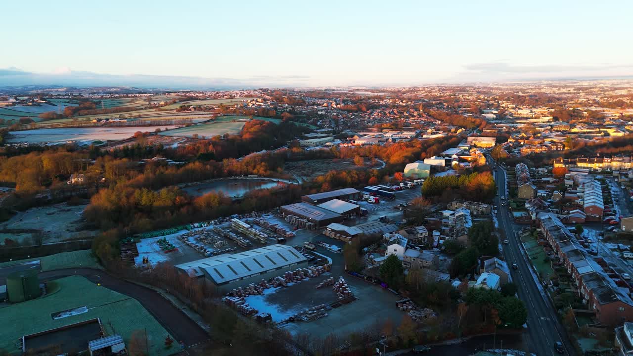 el amanecer en una mañana de invierno muy fría en yorkshire, reino unido