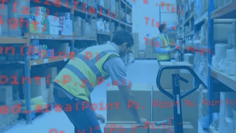 procesamiento de datos contra trabajador masculino caucásico empaquetando caja de entrega en el almacén