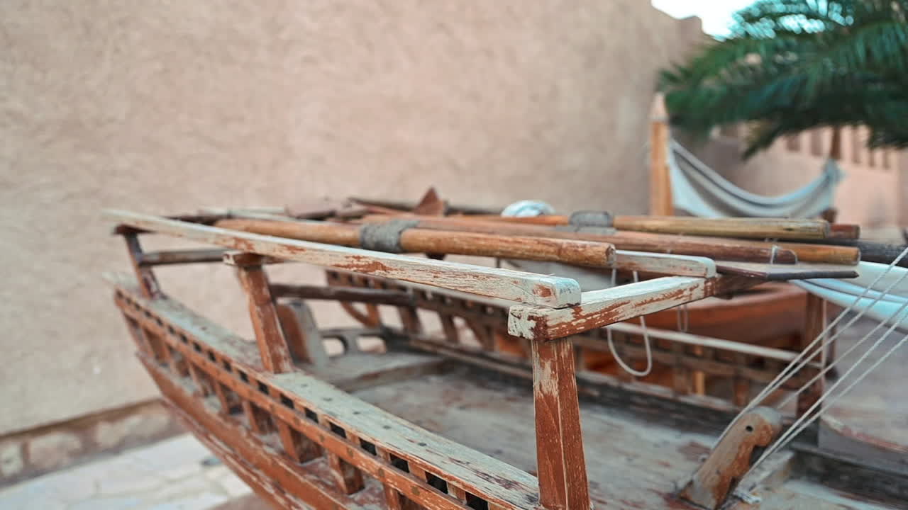 un antiguo dhow tradicional exhibido en la antigua calle de dubai en el barrio histórico de al fahidi, emiratos árabes unidos