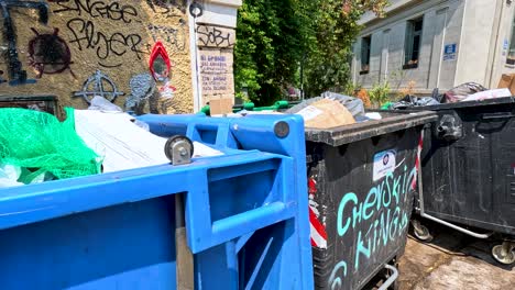 contenedores de basura y graffiti en atenas, grecia