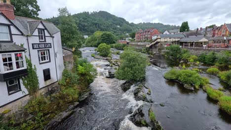 pintoresco río que fluye a través de la ciudad de llangollen